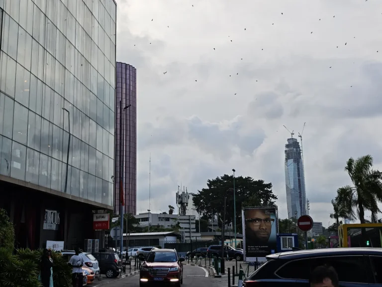 如果你进入科特迪瓦 / 阿比让，本质上是在赌什么？