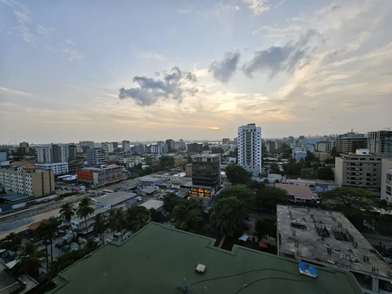 在阿比让，哪些区域 / 类型，更适合“先活下来”？